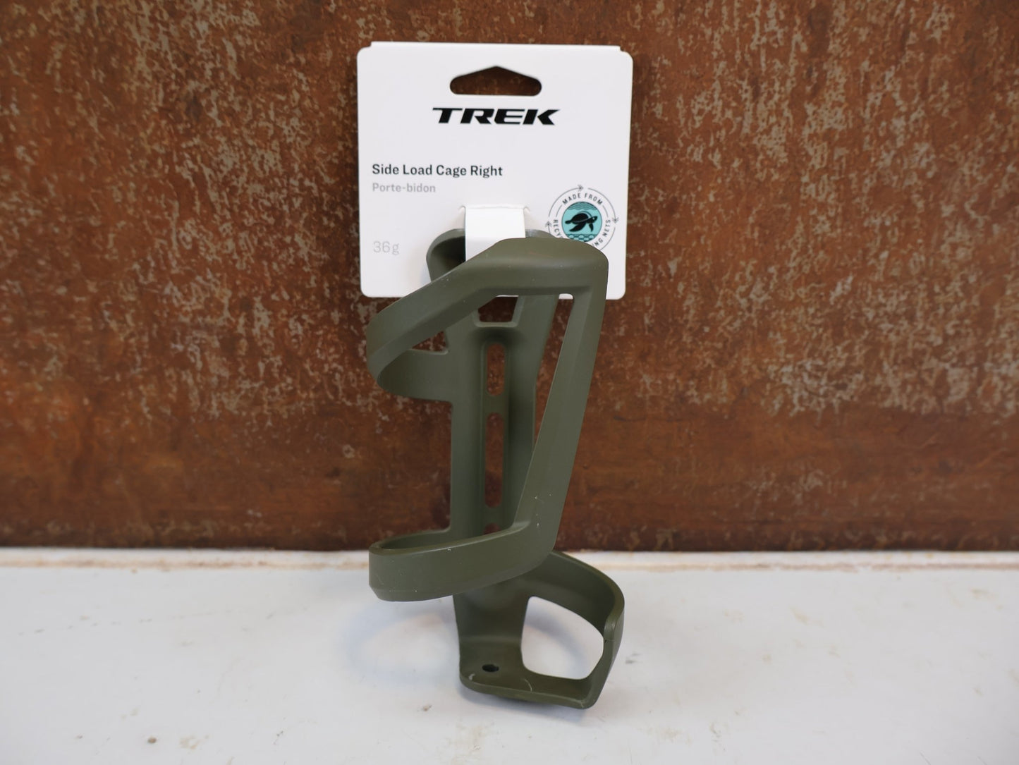 Trinkflaschen und Halter von Trek, TREK SIDE LOAD RECYCLED FLASCHENHALTER OLIVE GREY MATT / LINKS U. RECHTS vor USEDBIKES-OB.DE Hintergrund