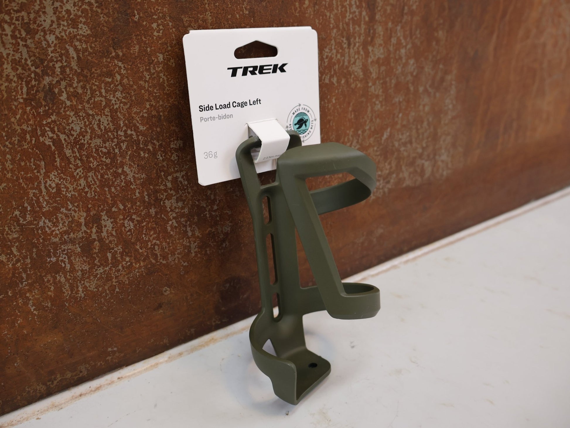 Trinkflaschen und Halter von Trek, TREK SIDE LOAD RECYCLED FLASCHENHALTER OLIVE GREY MATT / LINKS U. RECHTS vor USEDBIKES-OB.DE Hintergrund
