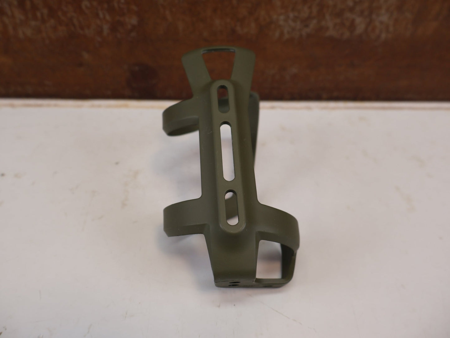 Trinkflaschen und Halter von Trek, TREK SIDE LOAD RECYCLED FLASCHENHALTER OLIVE GREY MATT / LINKS U. RECHTS vor USEDBIKES-OB.DE Hintergrund