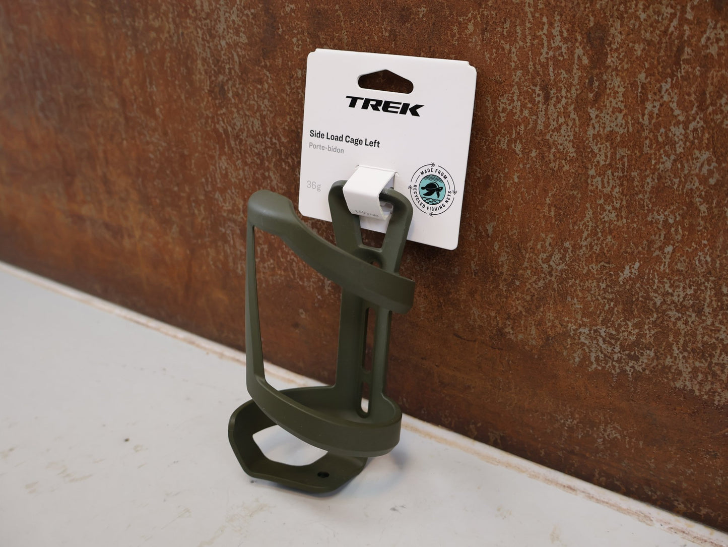 Trinkflaschen und Halter von Trek, TREK SIDE LOAD RECYCLED FLASCHENHALTER OLIVE GREY MATT / LINKS U. RECHTS vor USEDBIKES-OB.DE Hintergrund