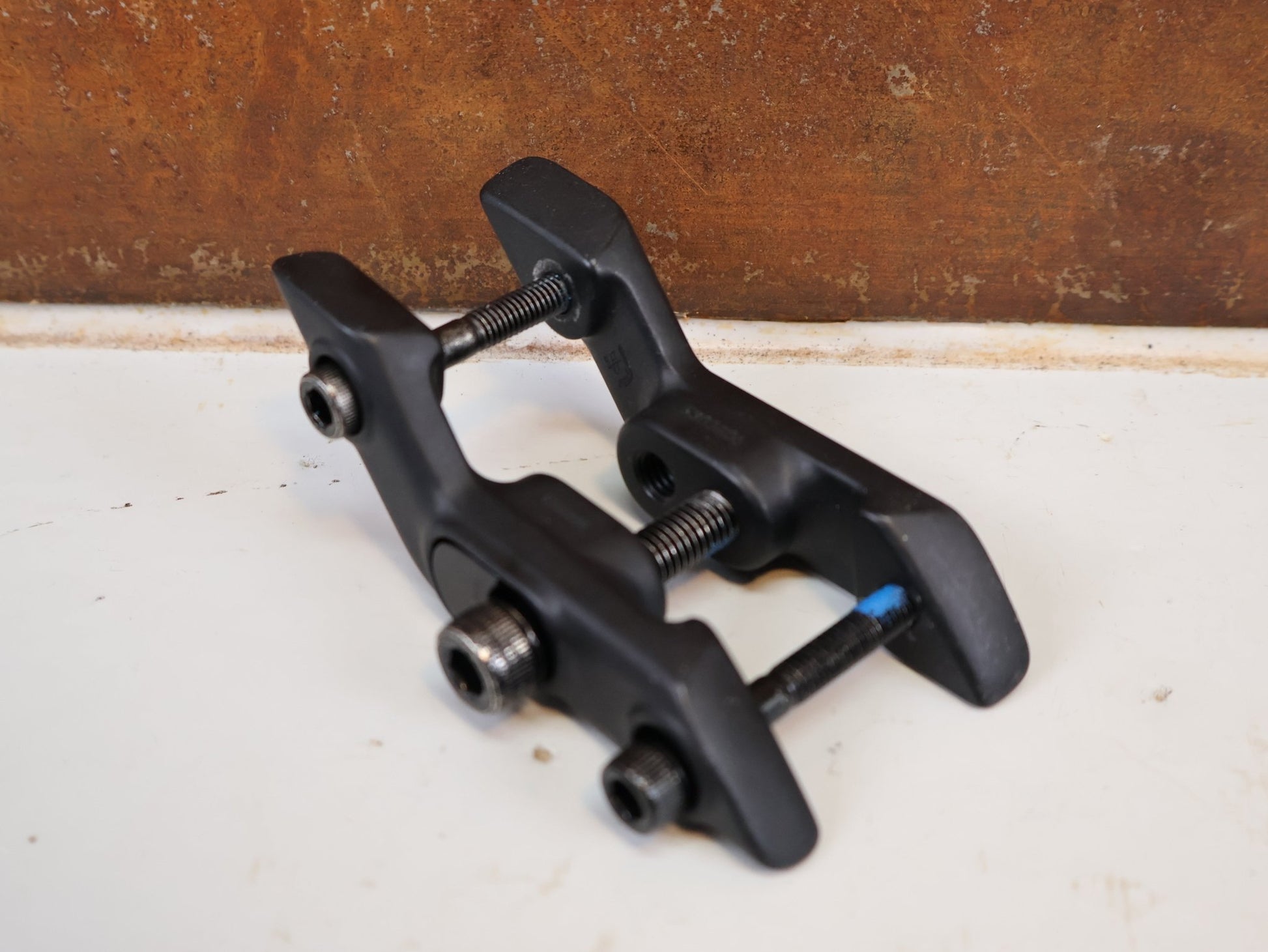 Vorbau von Trek, TREK SLASH 2024 MULLET LOWER SHOCK MOUNT BRACKETS / HAN 5317349 vor USEDBIKES-OB.DE Hintergrund