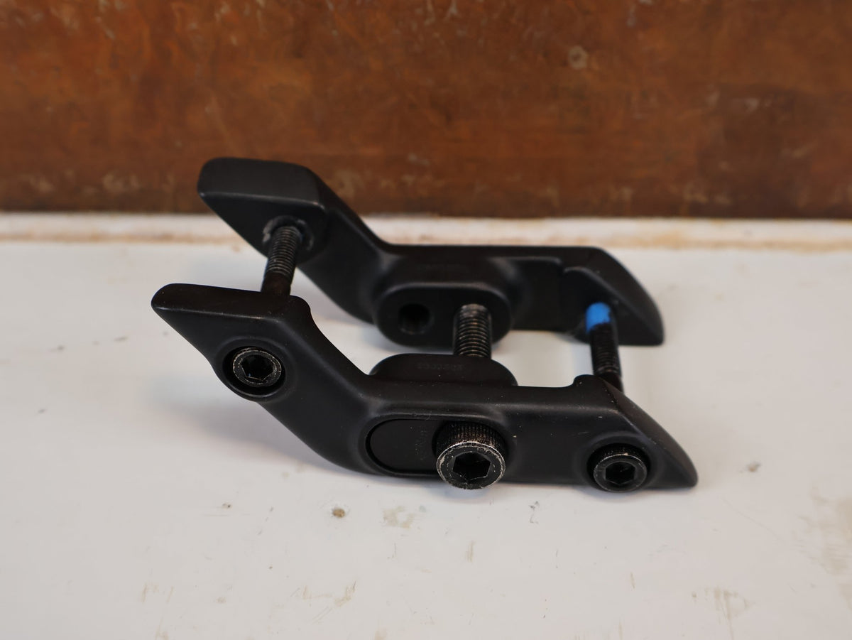 Vorbau von Trek, TREK SLASH 2024 MULLET LOWER SHOCK MOUNT BRACKETS / HAN 5317349 vor USEDBIKES-OB.DE Hintergrund