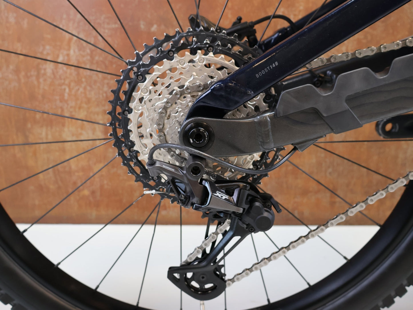 Mountainbike von Trek, TREK SLASH 8 GEN 6 / GRÖSSE M / ALPHA ALUMINIUM / SHIMANO XT / MULLET vor USEDBIKES - OB.DE Hintergrund