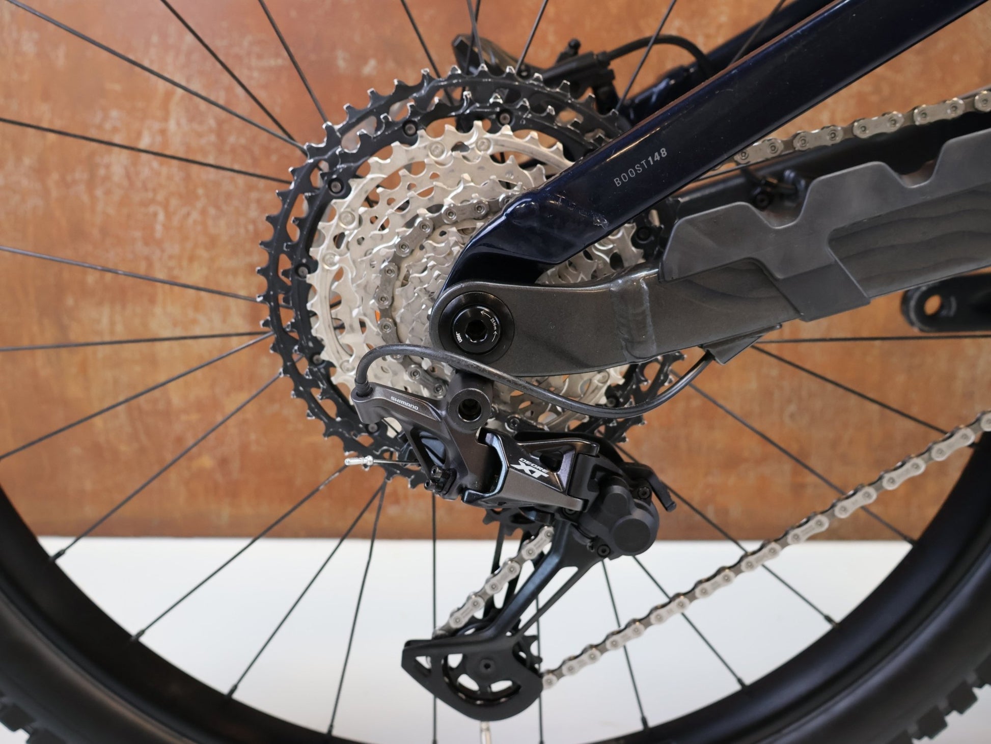 Mountainbike von Trek, TREK SLASH 8 GEN 6 / GRÖSSE M / ALPHA ALUMINIUM / SHIMANO XT / MULLET vor USEDBIKES - OB.DE Hintergrund