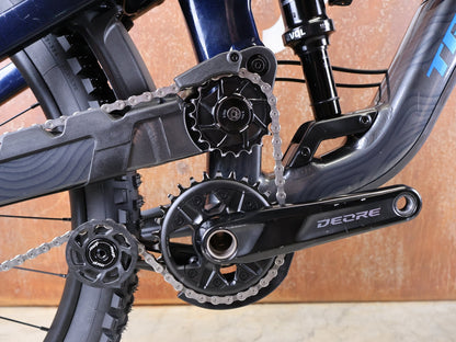 Mountainbike von Trek, TREK SLASH 8 GEN 6 / MARIANAS BLUE / M vor USEDBIKES - OB.DE Hintergrund