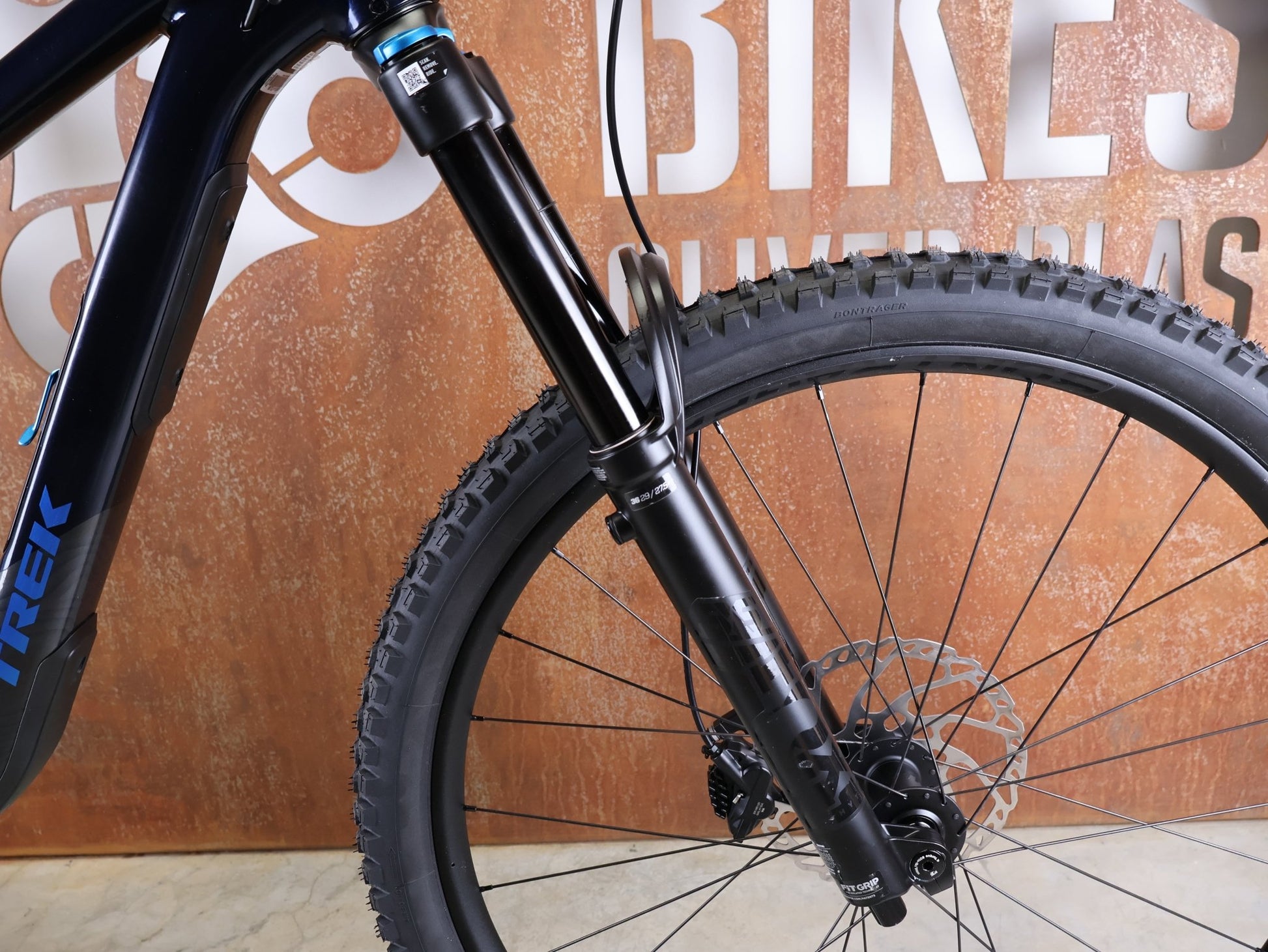 Mountainbike von Trek, TREK SLASH 8 GEN 6 / MARIANAS BLUE / M vor USEDBIKES - OB.DE Hintergrund