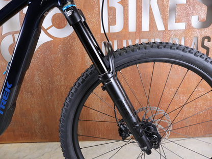 Mountainbike von Trek, TREK SLASH 8 GEN 6 / MARIANAS BLUE / M vor USEDBIKES - OB.DE Hintergrund