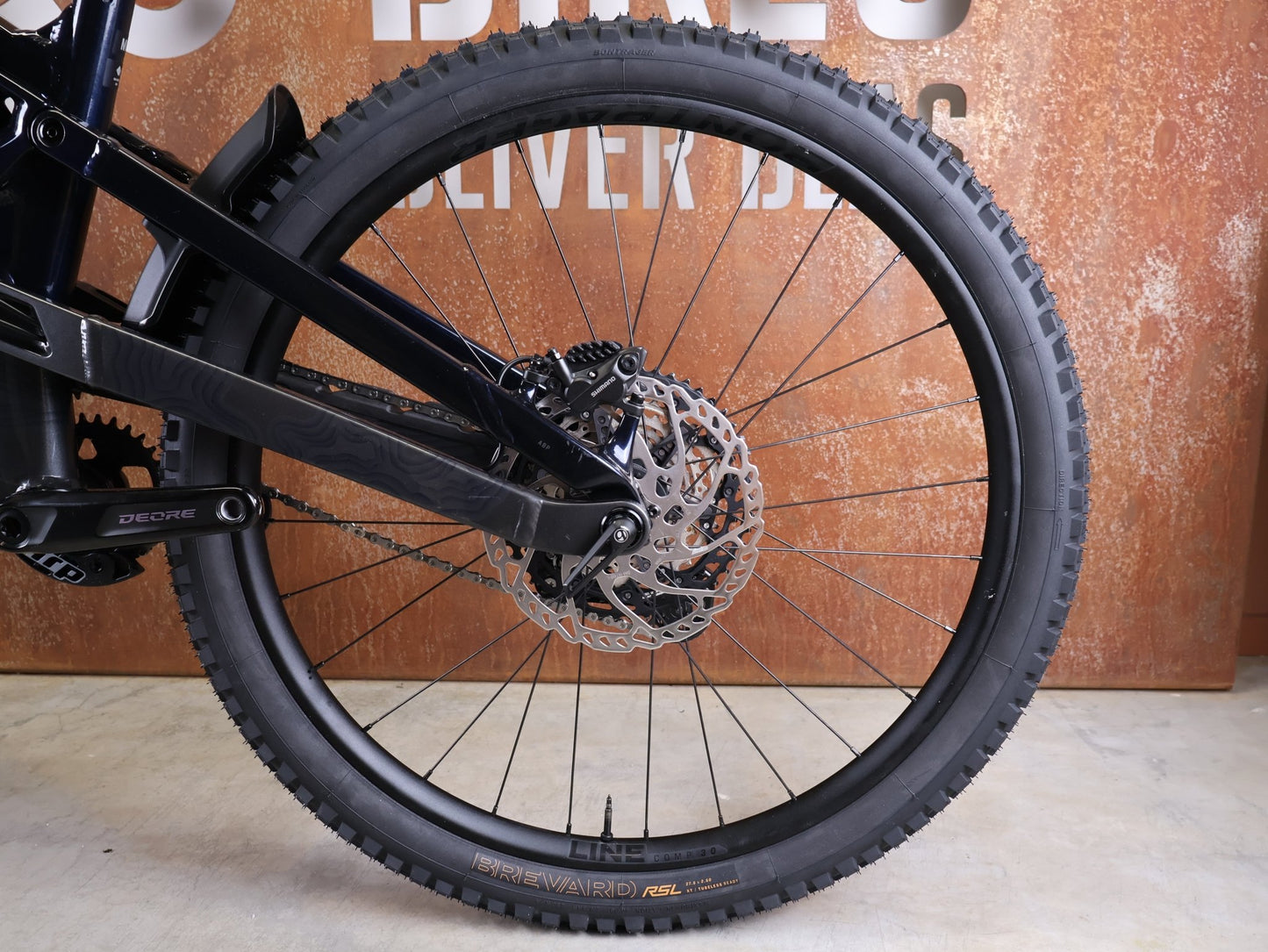 Mountainbike von Trek, TREK SLASH 8 GEN 6 / MARIANAS BLUE / M vor USEDBIKES - OB.DE Hintergrund