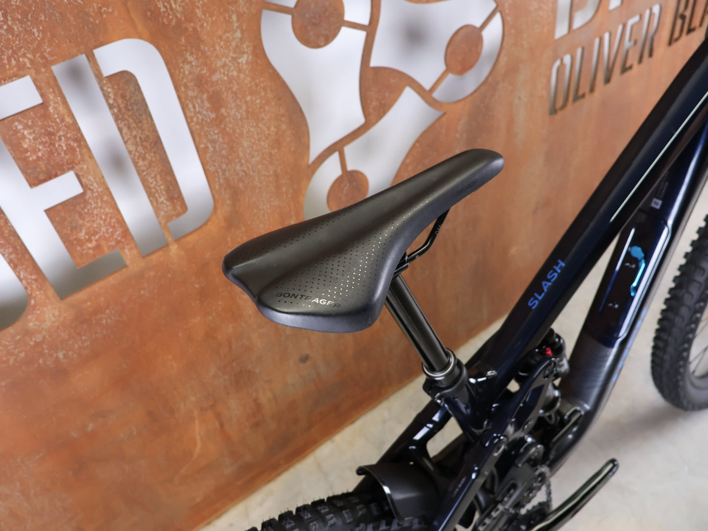 Mountainbike von Trek, TREK SLASH 8 GEN 6 / MARIANAS BLUE / M vor USEDBIKES - OB.DE Hintergrund