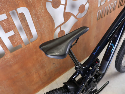 Mountainbike von Trek, TREK SLASH 8 GEN 6 / MARIANAS BLUE / M vor USEDBIKES - OB.DE Hintergrund