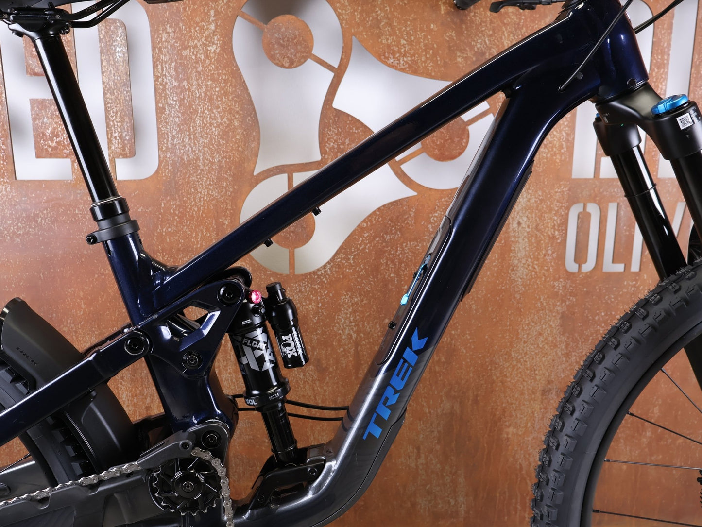 Mountainbike von Trek, TREK SLASH 8 GEN 6 / MARIANAS BLUE / M vor USEDBIKES - OB.DE Hintergrund