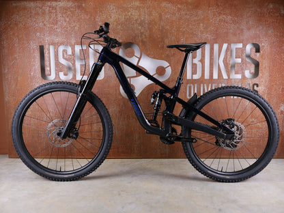 Mountainbike von Trek, TREK SLASH 8 GEN 6 / MARIANAS BLUE / M vor USEDBIKES - OB.DE Hintergrund