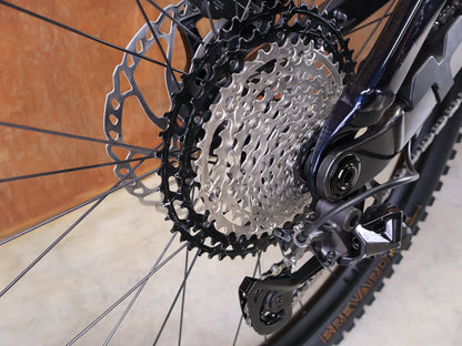 Mountainbike von Trek, TREK SLASH 8 GEN 6 / MARIANAS BLUE / M vor USEDBIKES - OB.DE Hintergrund