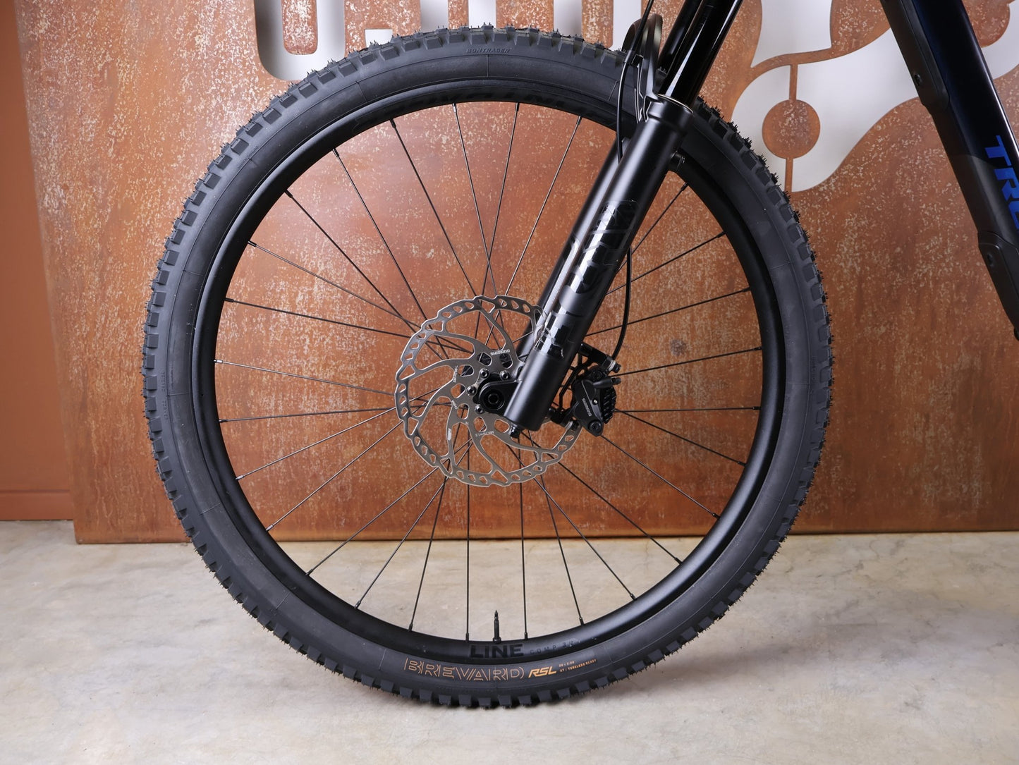 Mountainbike von Trek, TREK SLASH 8 GEN 6 / MARIANAS BLUE / M vor USEDBIKES - OB.DE Hintergrund