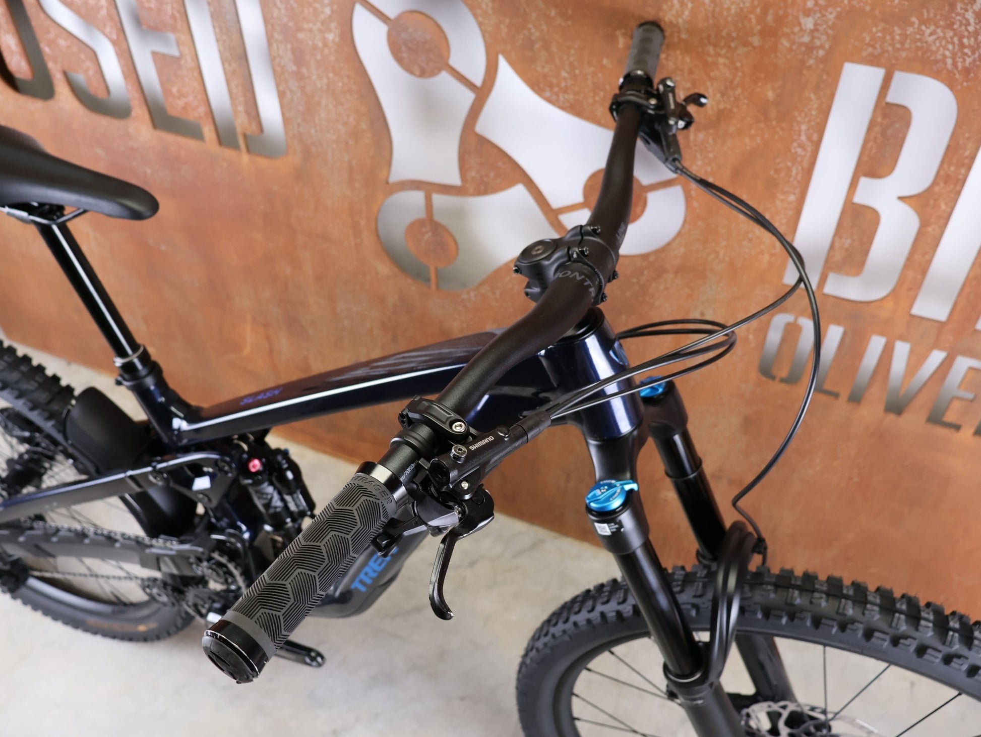 Mountainbike von Trek, TREK SLASH 8 GEN 6 / MARIANAS BLUE / M vor USEDBIKES - OB.DE Hintergrund