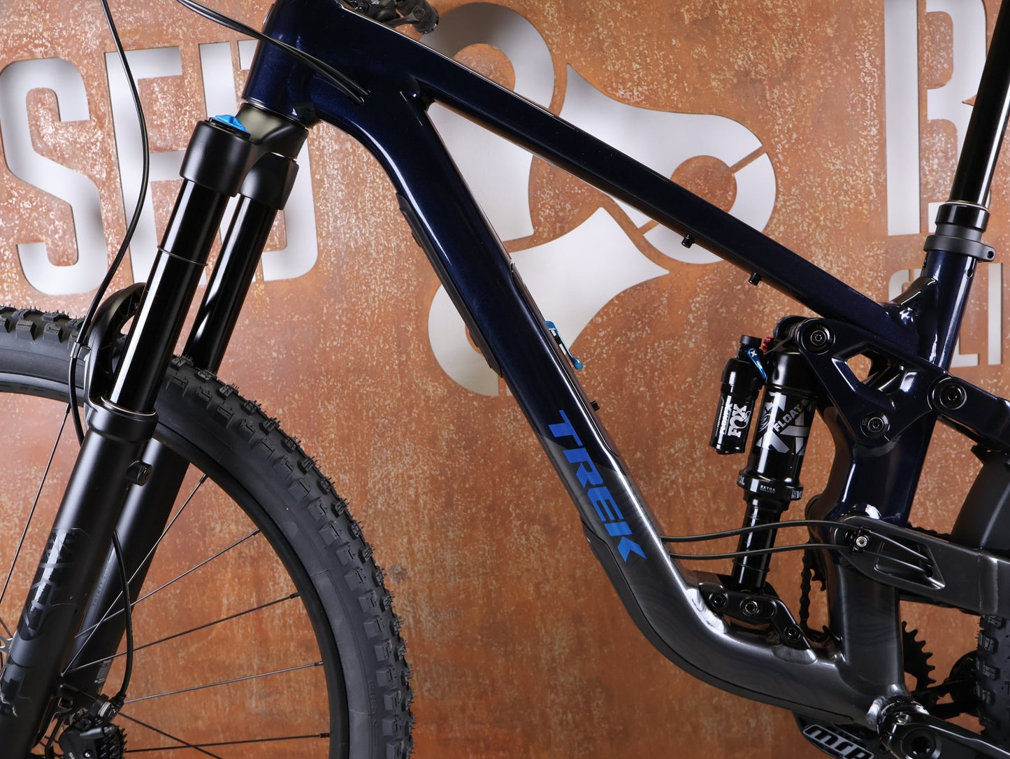 Mountainbike von Trek, TREK SLASH 8 GEN 6 / MARIANAS BLUE / M vor USEDBIKES - OB.DE Hintergrund