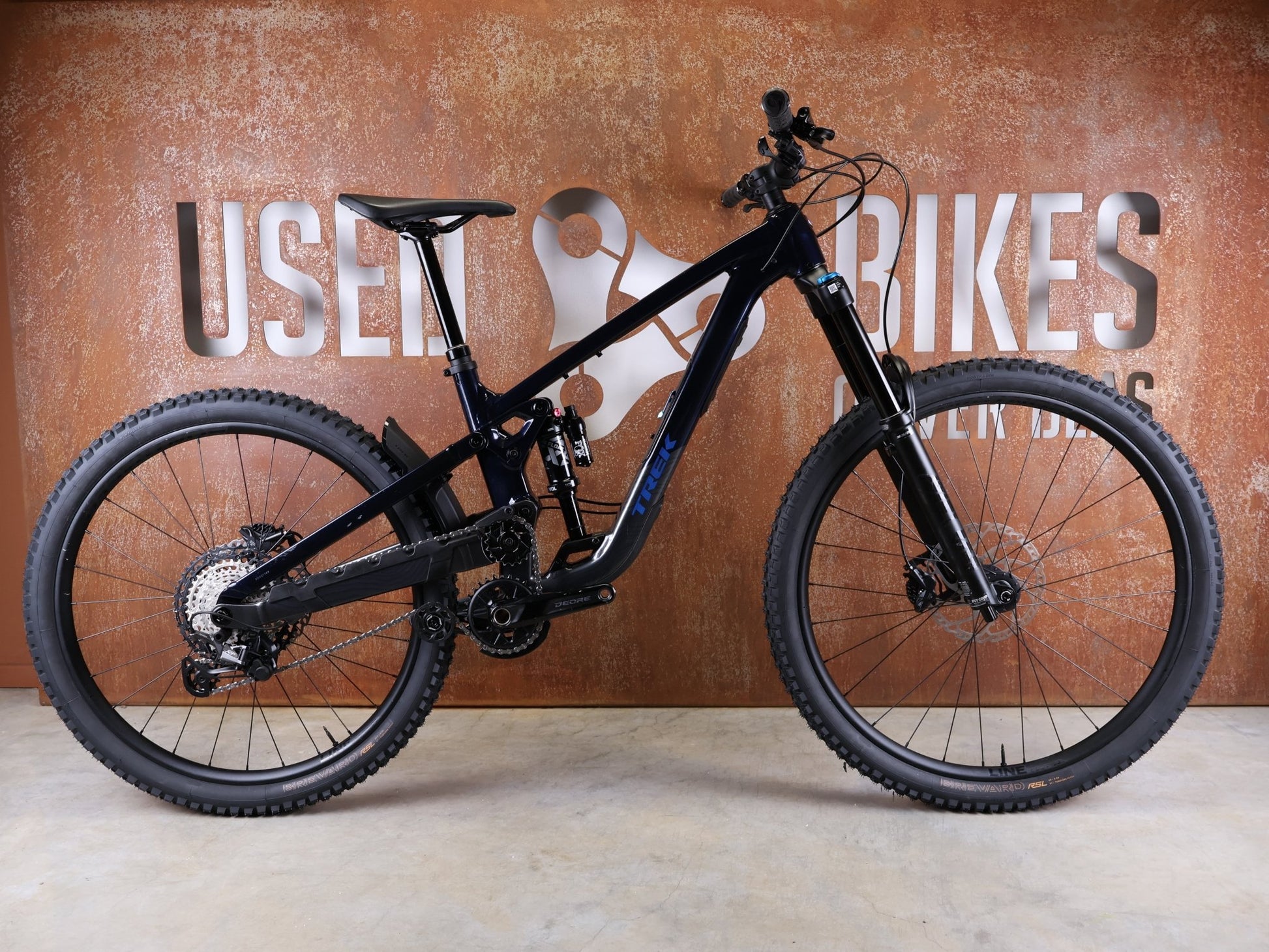 Mountainbike von Trek, TREK SLASH 8 GEN 6 / MARIANAS BLUE / M vor USEDBIKES - OB.DE Hintergrund