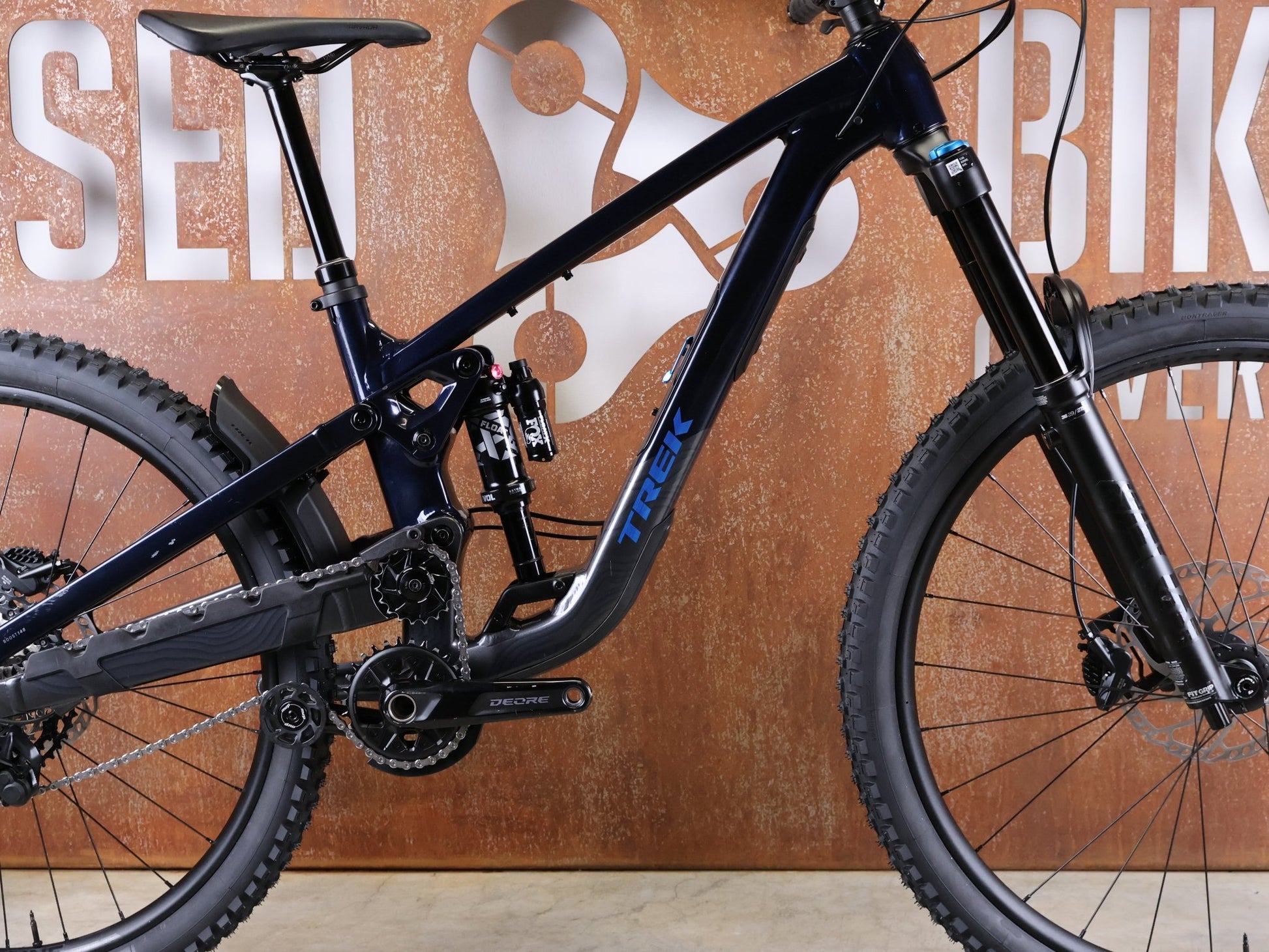 Mountainbike von Trek, TREK SLASH 8 GEN 6 / MARIANAS BLUE / M vor USEDBIKES - OB.DE Hintergrund