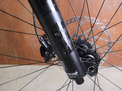 Mountainbike von Trek, TREK SLASH 8 GEN 6 / MARIANAS BLUE / M vor USEDBIKES - OB.DE Hintergrund