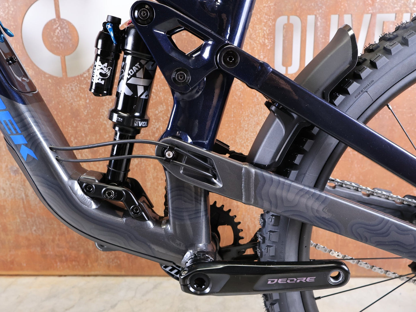 Mountainbike von Trek, TREK SLASH 8 GEN 6 / MARIANAS BLUE / M vor USEDBIKES - OB.DE Hintergrund