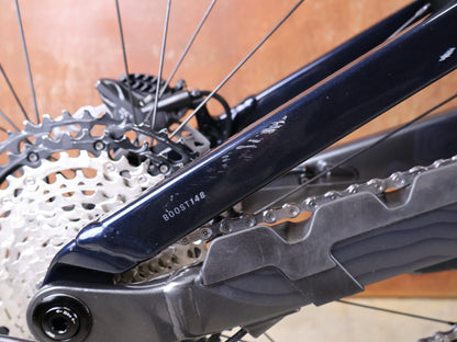 Mountainbike von Trek, TREK SLASH 8 GEN 6 / MARIANAS BLUE / M vor USEDBIKES - OB.DE Hintergrund