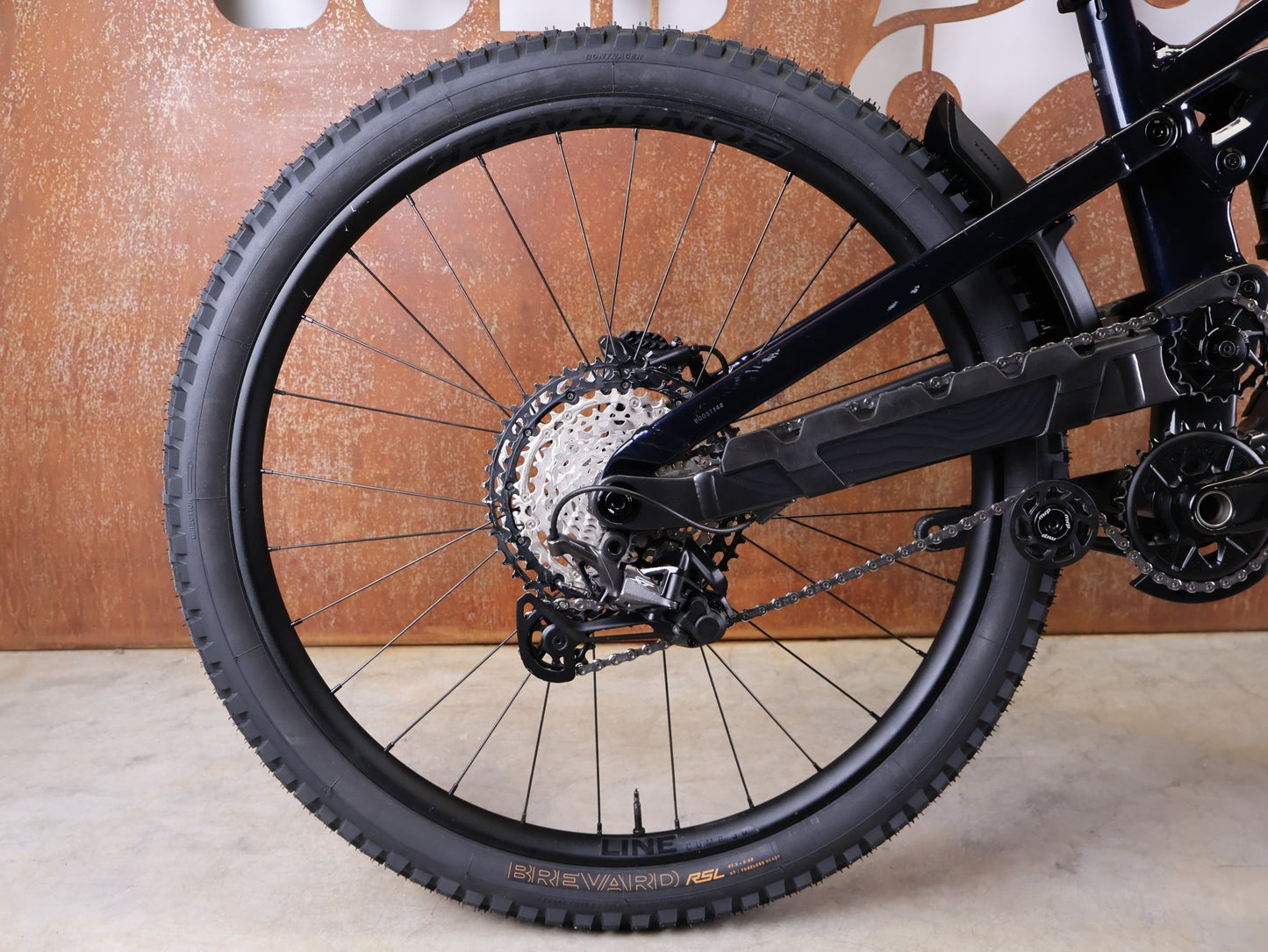 Mountainbike von Trek, TREK SLASH 8 GEN 6 / MARIANAS BLUE / M vor USEDBIKES - OB.DE Hintergrund