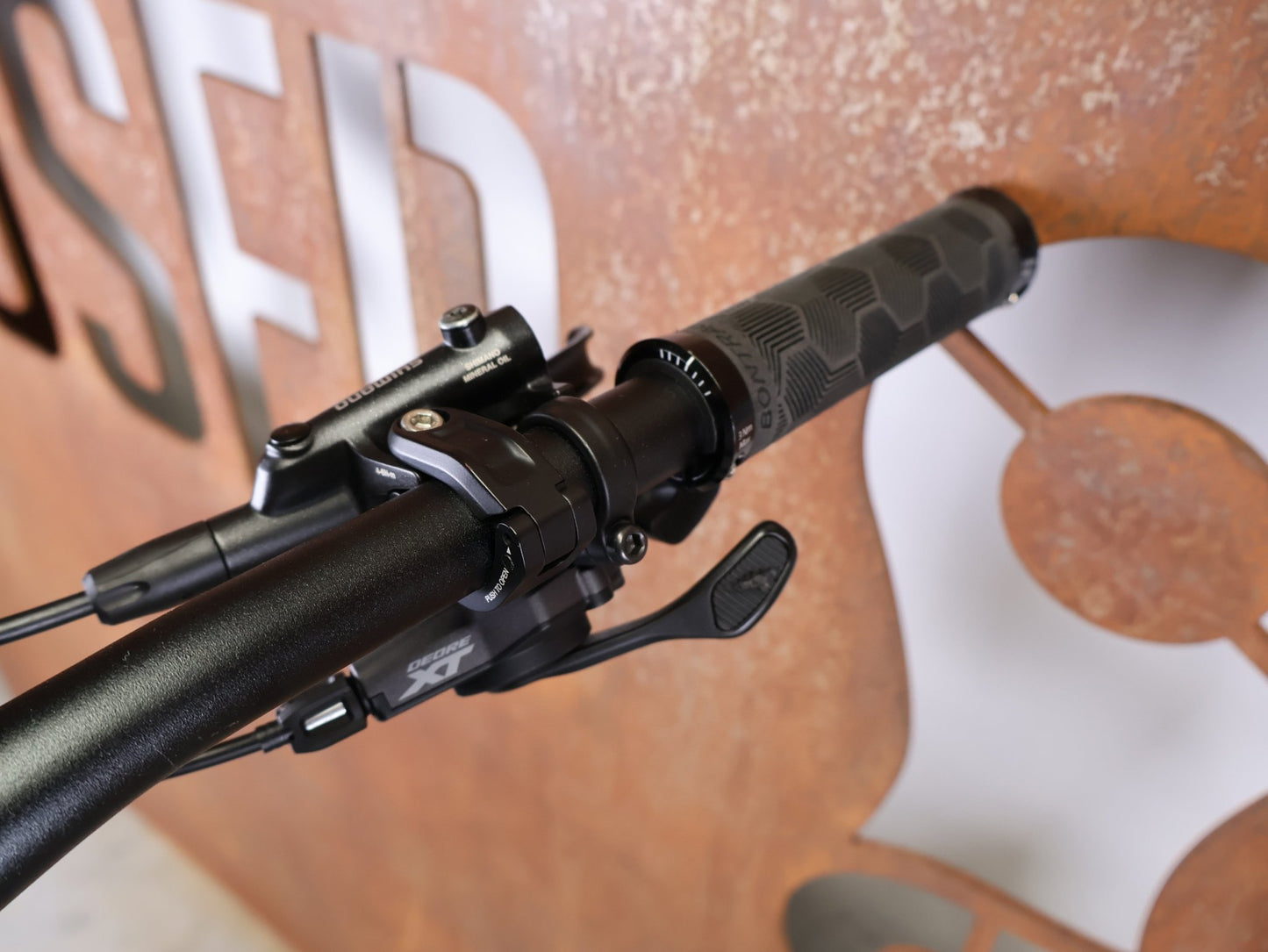 Mountainbike von Trek, TREK SLASH 8 GEN 6 / MARIANAS BLUE / M vor USEDBIKES - OB.DE Hintergrund