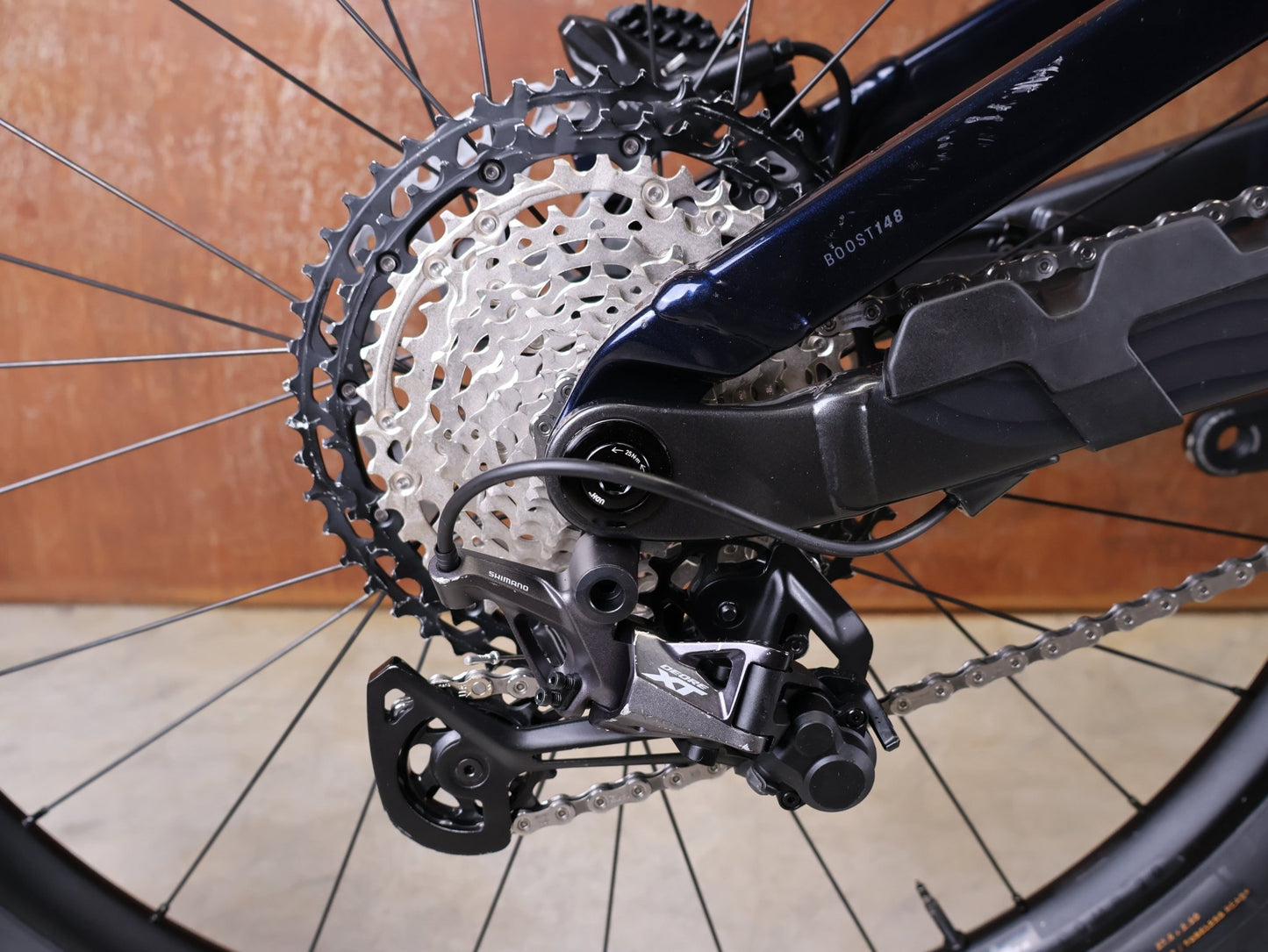 Mountainbike von Trek, TREK SLASH 8 GEN 6 / MARIANAS BLUE / M vor USEDBIKES - OB.DE Hintergrund