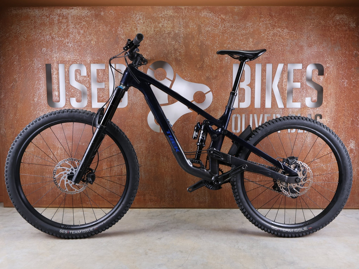 Mountainbike von Trek, TREK SLASH 8 GEN 6 / MARIANAS BLUE / M/L vor USEDBIKES - OB.DE Hintergrund