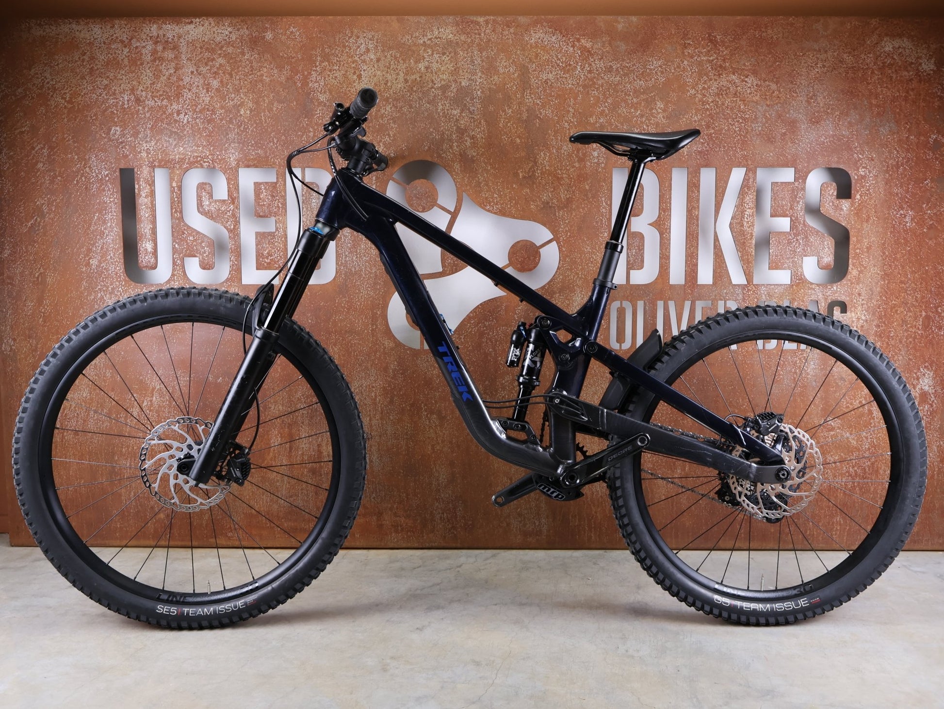 Mountainbike von Trek, TREK SLASH 8 GEN 6 / MARIANAS BLUE / M/L vor USEDBIKES - OB.DE Hintergrund