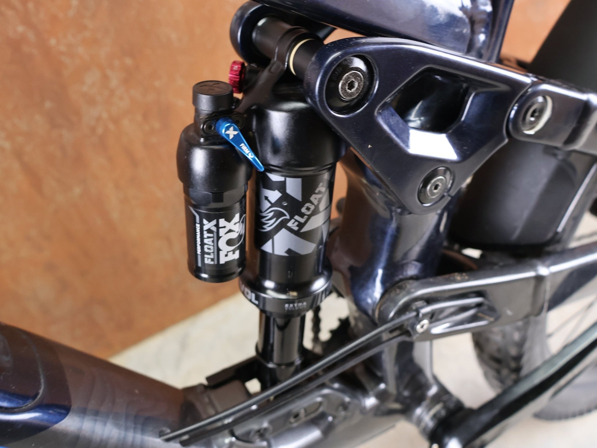 Mountainbike von Trek, TREK SLASH 8 GEN 6 / MARIANAS BLUE / M/L vor USEDBIKES - OB.DE Hintergrund