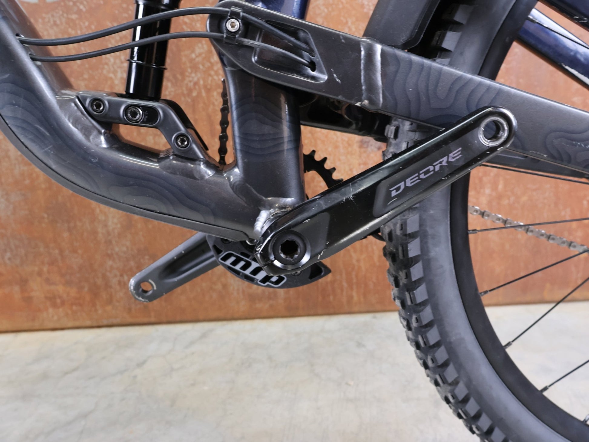 Mountainbike von Trek, TREK SLASH 8 GEN 6 / MARIANAS BLUE / M/L vor USEDBIKES - OB.DE Hintergrund