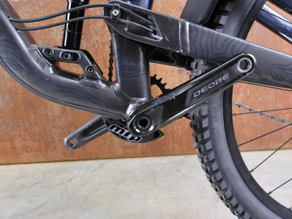 Mountainbike von Trek, TREK SLASH 8 GEN 6 / MARIANAS BLUE / M/L vor USEDBIKES - OB.DE Hintergrund