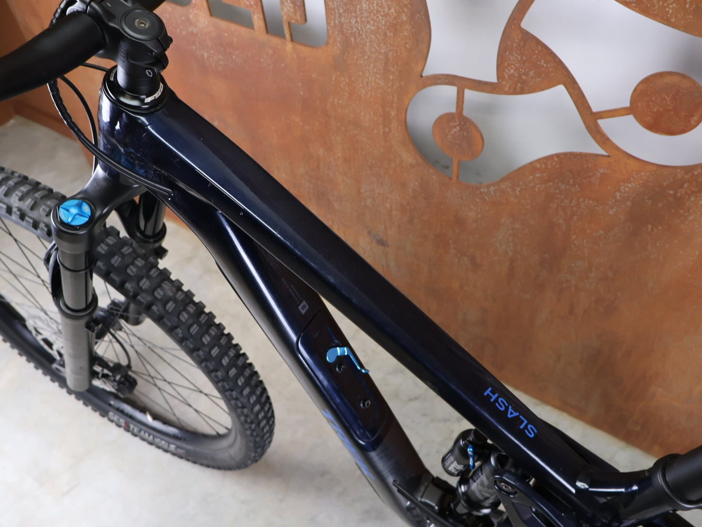 Mountainbike von Trek, TREK SLASH 8 GEN 6 / MARIANAS BLUE / M/L vor USEDBIKES - OB.DE Hintergrund