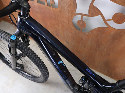 Mountainbike von Trek, TREK SLASH 8 GEN 6 / MARIANAS BLUE / M/L vor USEDBIKES - OB.DE Hintergrund