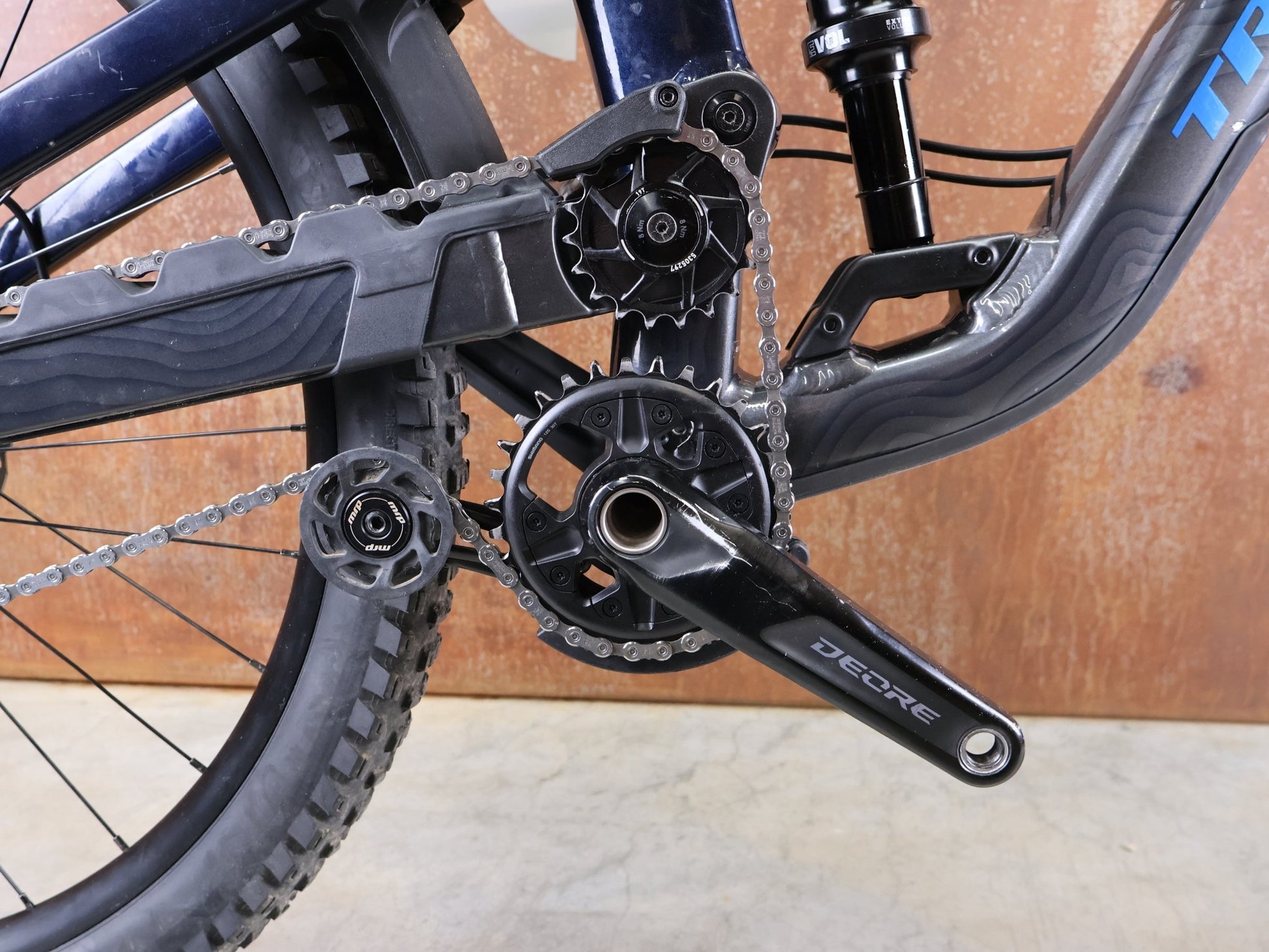 Mountainbike von Trek, TREK SLASH 8 GEN 6 / MARIANAS BLUE / M/L vor USEDBIKES - OB.DE Hintergrund