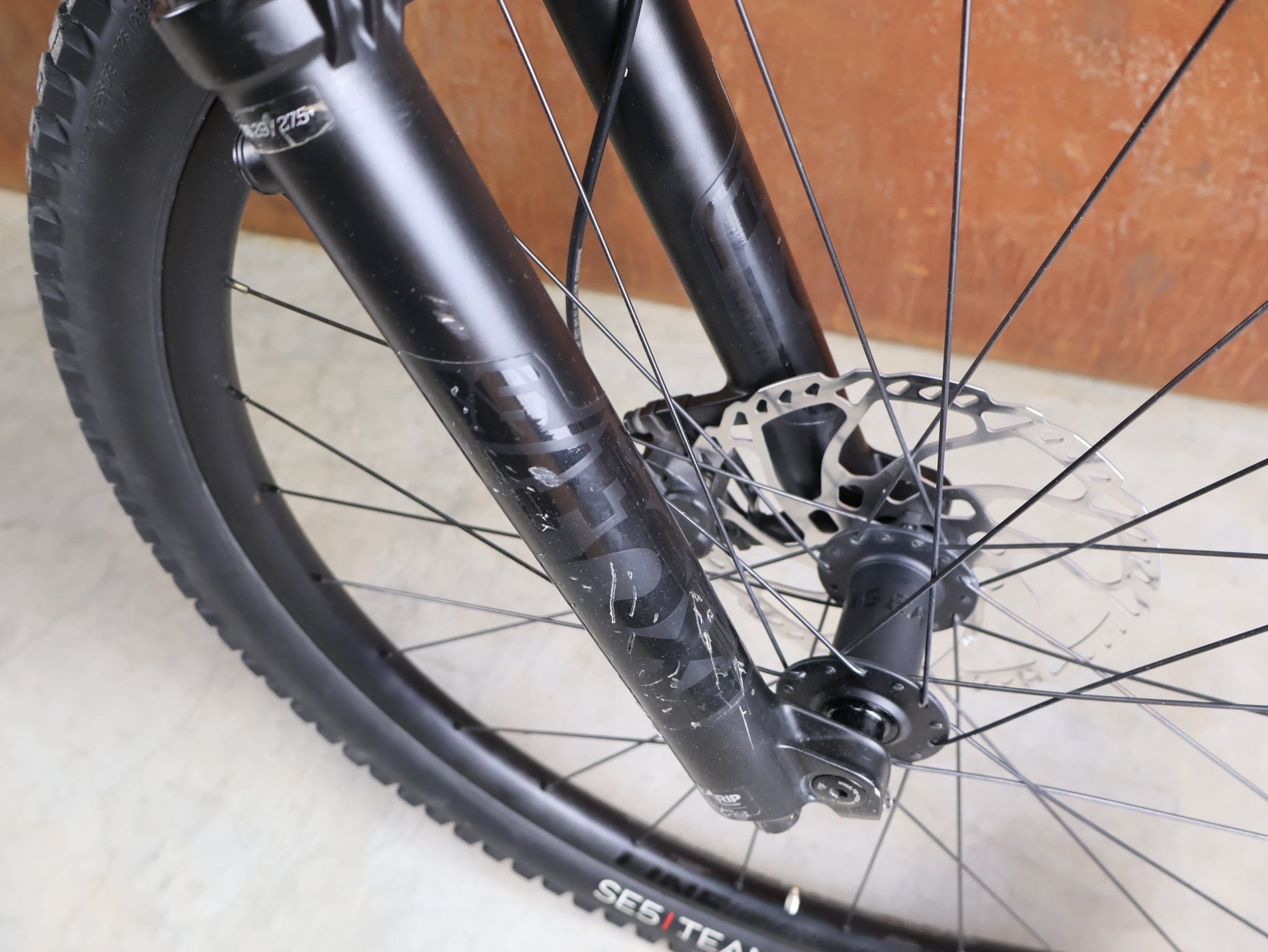 Mountainbike von Trek, TREK SLASH 8 GEN 6 / MARIANAS BLUE / M/L vor USEDBIKES - OB.DE Hintergrund