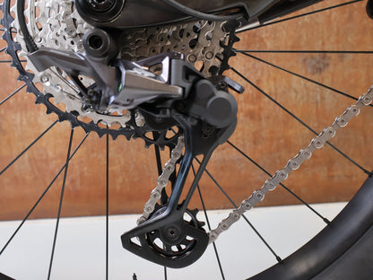 E-Mountainbike von Trek, TREK SLASH + 9.7 SLX XT / GRÖSSE M / EMTB TQ HPR50 OCLV CARBON vor USEDBIKES-OB.DE Hintergrund