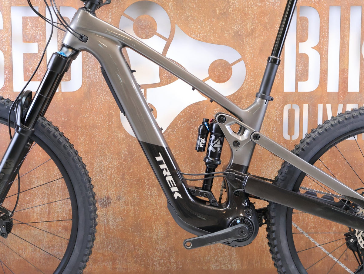E-Mountainbike von Trek, TREK SLASH + 9.7 SLX XT / GRÖSSE M / EMTB TQ HPR50 OCLV CARBON vor USEDBIKES-OB.DE Hintergrund