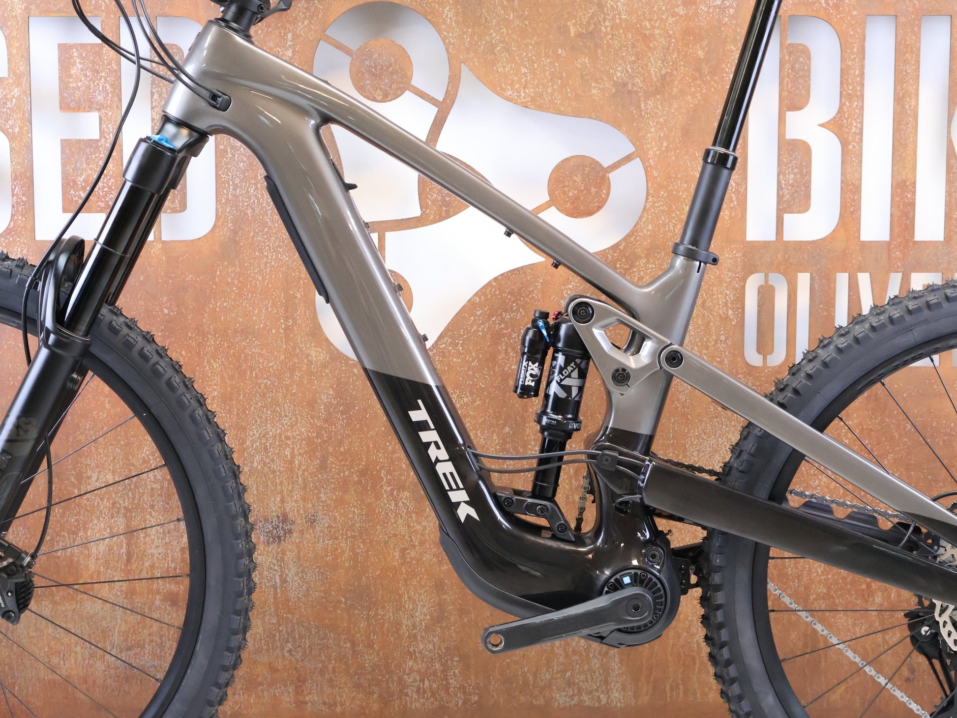 E-Mountainbike von Trek, TREK SLASH + 9.7 SLX XT / GRÖSSE M / EMTB TQ HPR50 OCLV CARBON vor USEDBIKES-OB.DE Hintergrund