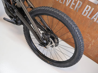 E-Mountainbike von Trek, TREK SLASH + 9.7 SLX XT / GRÖSSE M / EMTB TQ HPR50 OCLV CARBON vor USEDBIKES-OB.DE Hintergrund