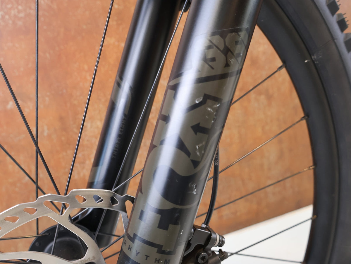 E-Mountainbike von Trek, TREK SLASH + 9.7 SLX XT / GRÖSSE M / EMTB TQ HPR50 OCLV CARBON vor USEDBIKES-OB.DE Hintergrund