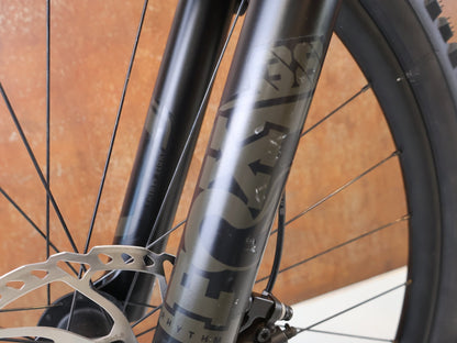 E-Mountainbike von Trek, TREK SLASH + 9.7 SLX XT / GRÖSSE M / EMTB TQ HPR50 OCLV CARBON vor USEDBIKES-OB.DE Hintergrund