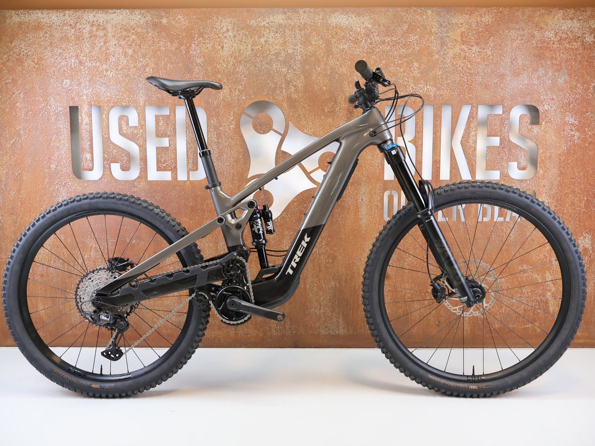 E-Mountainbike von Trek, TREK SLASH + 9.7 SLX XT / GRÖSSE M / EMTB TQ HPR50 OCLV CARBON vor USEDBIKES-OB.DE Hintergrund