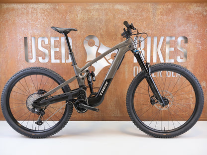 E-Mountainbike von Trek, TREK SLASH + 9.7 SLX XT / GRÖSSE M / EMTB TQ HPR50 OCLV CARBON vor USEDBIKES-OB.DE Hintergrund