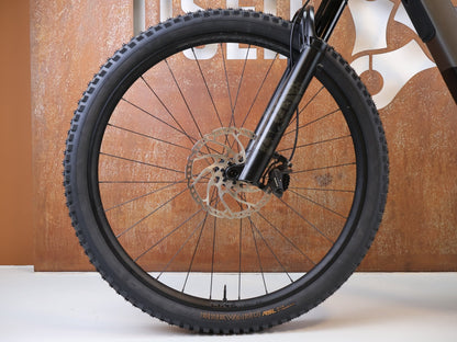 E-Mountainbike von Trek, TREK SLASH + 9.7 SLX XT / GRÖSSE M / EMTB TQ HPR50 OCLV CARBON vor USEDBIKES-OB.DE Hintergrund