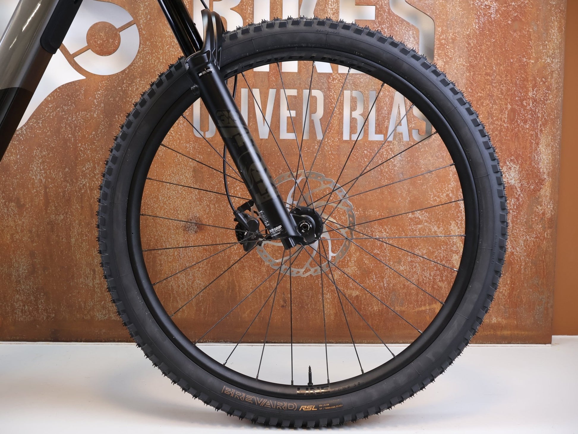 E-Mountainbike von Trek, TREK SLASH + 9.7 SLX XT / GRÖSSE M / EMTB TQ HPR50 OCLV CARBON vor USEDBIKES-OB.DE Hintergrund