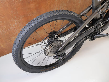 E-Mountainbike von Trek, TREK SLASH + 9.7 SLX XT / GRÖSSE M / EMTB TQ HPR50 OCLV CARBON vor USEDBIKES-OB.DE Hintergrund
