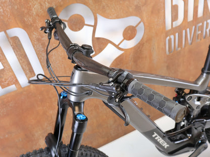 E-Mountainbike von Trek, TREK SLASH + 9.7 SLX XT / GRÖSSE M / EMTB TQ HPR50 OCLV CARBON vor USEDBIKES-OB.DE Hintergrund