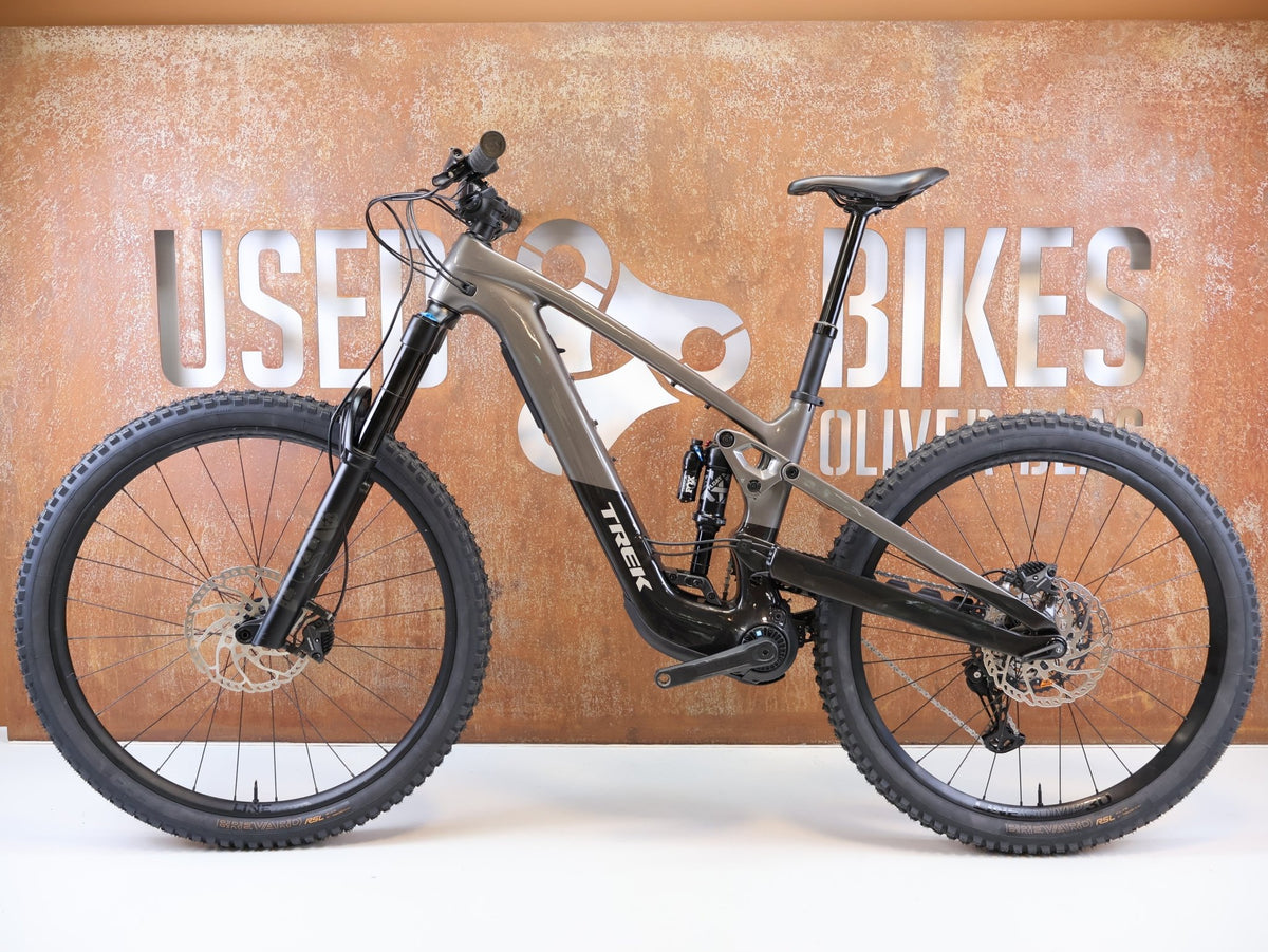 E-Mountainbike von Trek, TREK SLASH + 9.7 SLX XT / GRÖSSE M / EMTB TQ HPR50 OCLV CARBON vor USEDBIKES-OB.DE Hintergrund
